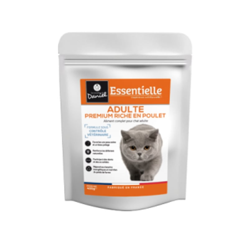 Gros plan sur l'emballage des croquettes Les Recettes de Daniel pour chat adulte, étiquettes orange 