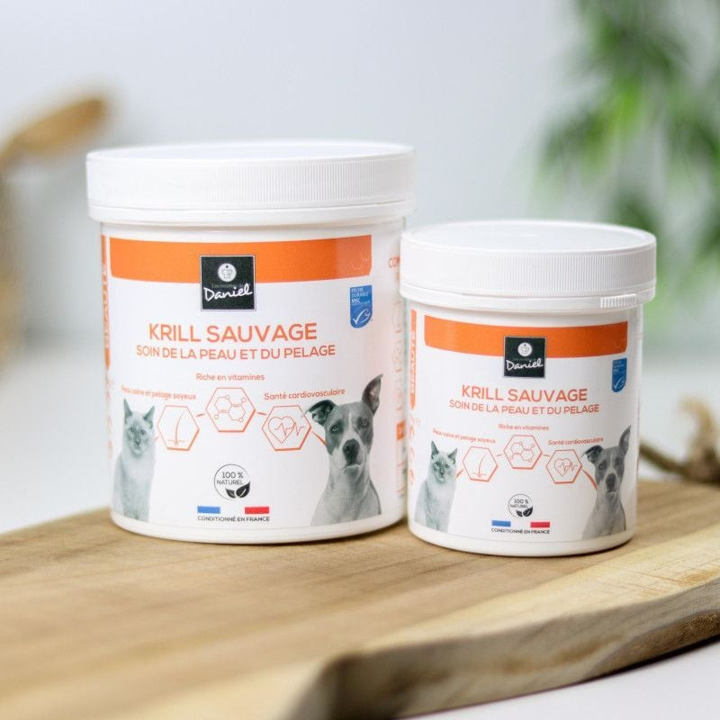 Deux formats des pots de krill sauvage Les Recettes de Daniel côte à côte sur planche en bois avec p