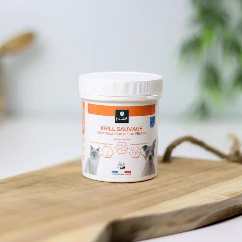 Les Recettes de Daniel pot de krill sauvage sur planche bois avec corde, icônes chat chien, plantes 