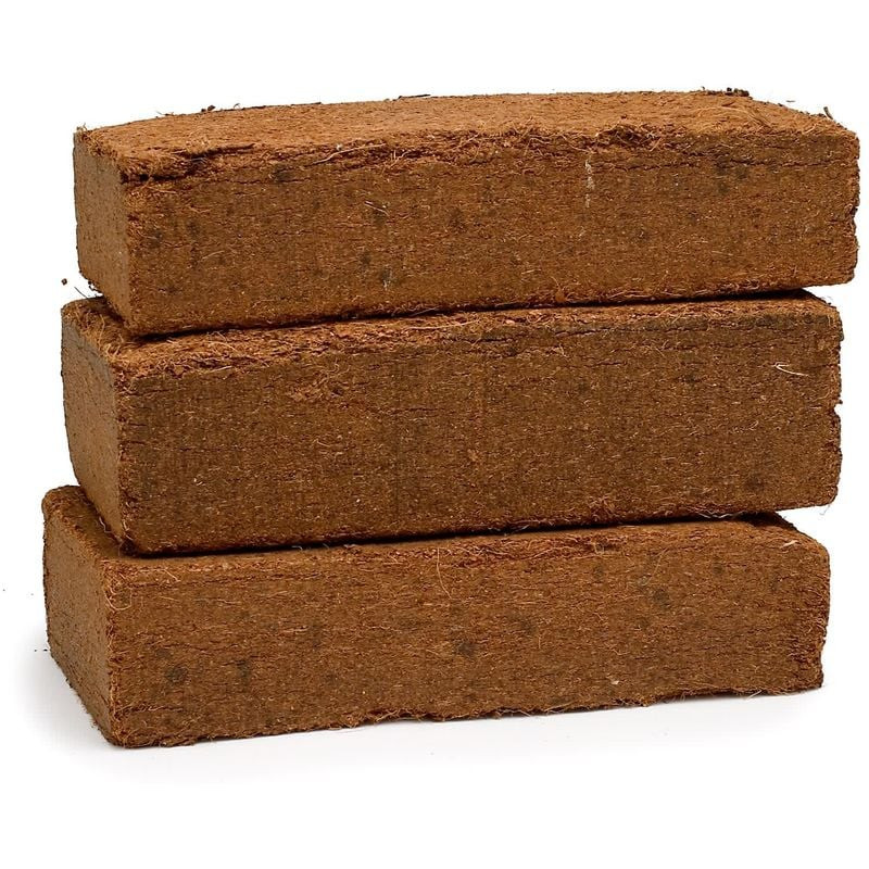 Gros plan sur une pile de trois briques compressées Eco Earth de Zoo Med en fibres de coco brunes, m