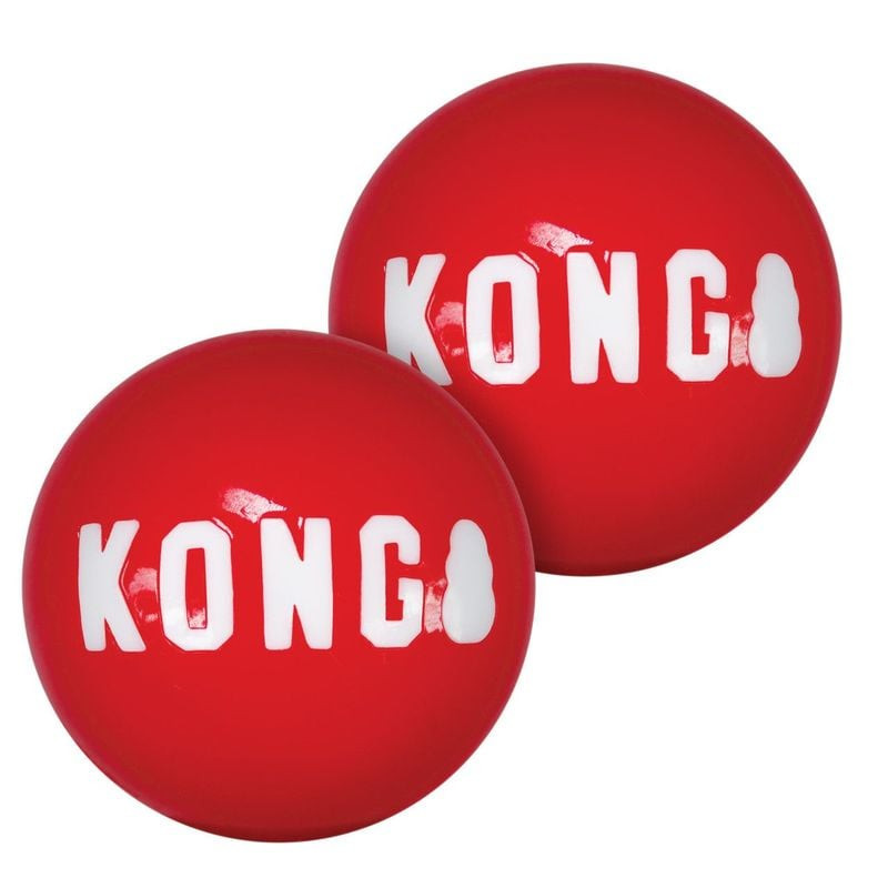 Deux balles rouges KONG Signature taille M pour chien avec logo KONG blanc, isolées sur fond blanc, 