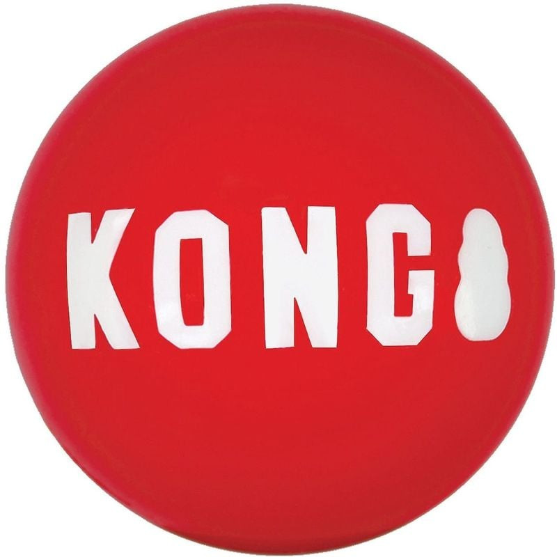 Gros plan sur la balle KONG Signature rouge pour chien, mettant en évidence le logo KONG blanc en re