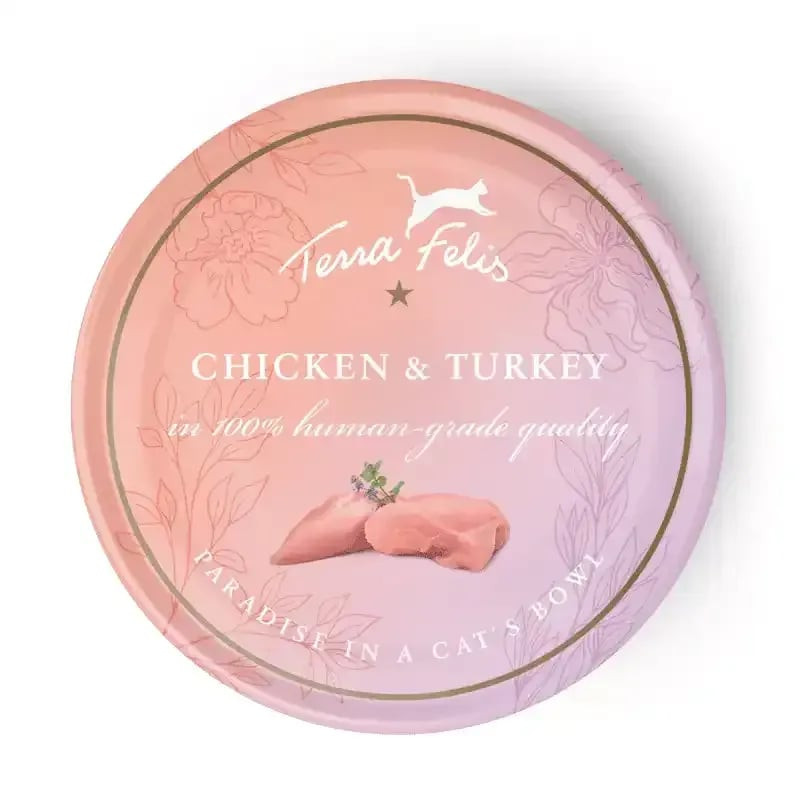 Vue rapprochée en angle de la boîte Terra Felis Poulet & Dinde pour chat, mettant en avant les détai