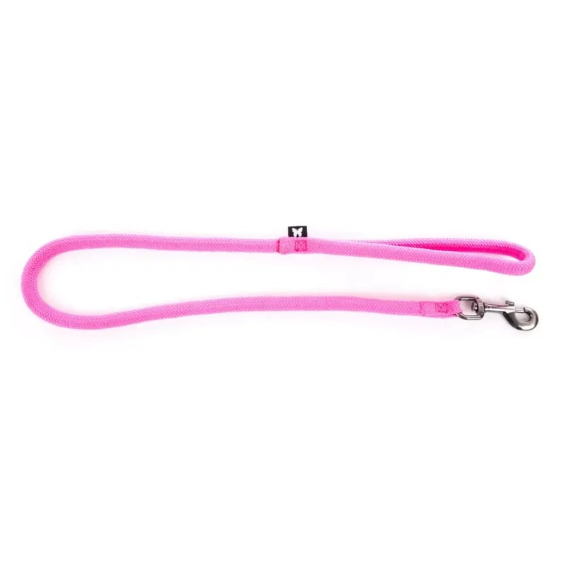 Gros plan de la laisse nylon rose fluo Martin Sellier 1143650 courbée sur fond blanc, mettant en évi