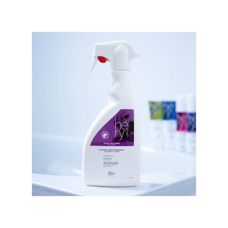 Flacon de lotion nettoyante Héry Labo 1143287 présenté dans une salle de bain avec autres produits p