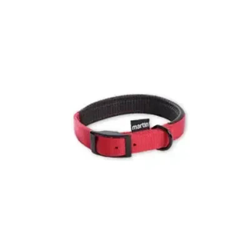 Gros plan sur collier chien Martin Sellier rouge avec rembourrage néoprène noir, sangle nylon rouge,