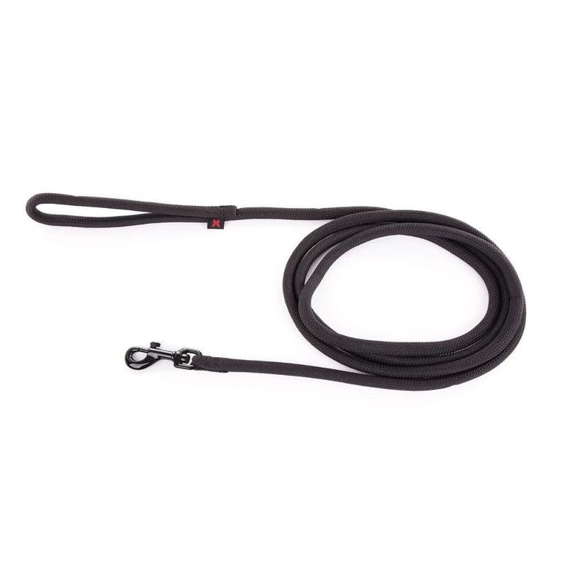 Gros plan de la longe nylon noir Martin Sellier 5m montrant texture tressée détaillée, mousqueton in