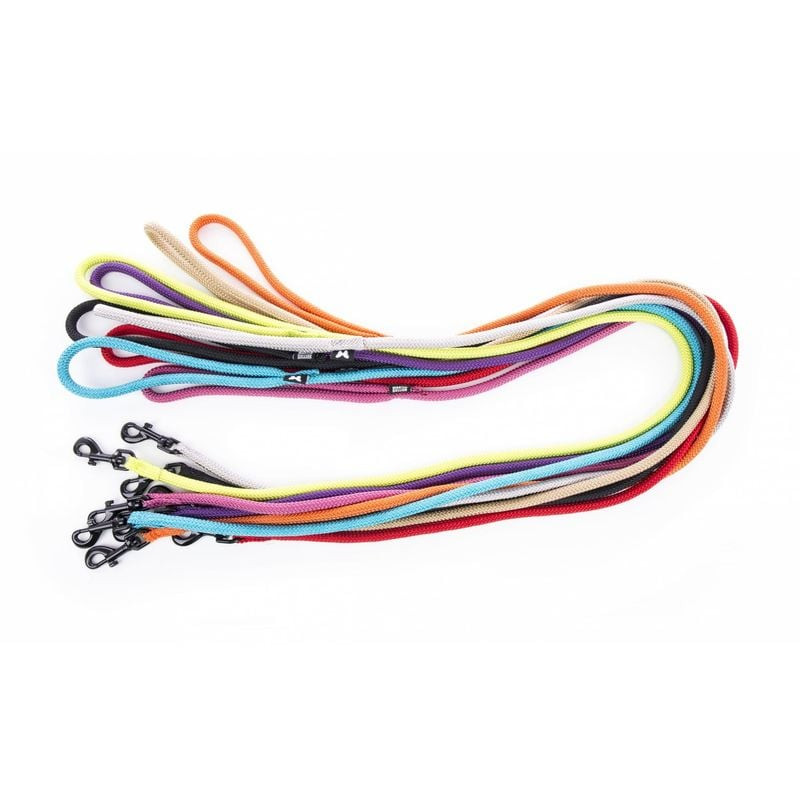 Gros plan de la longe nylon orange Martin Sellier pour chien avec mousqueton noir, boucle de poignée