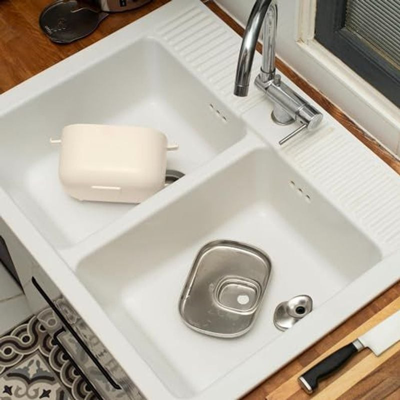Fontaine à eau Bandit 1143691 crème sur plan de travail de cuisine près de pièces en acier inoxydabl