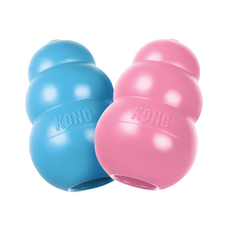 Vue de côté du jouet KONG Puppy S rose, mettant en valeur la surface texturée, le logo KONG et l'ouv