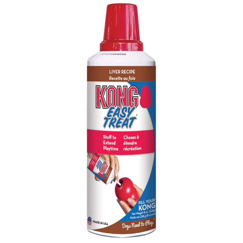 Tube KONG Pâte à tartiner foie 227g avec main pressant la pâte dans jouet KONG rouge, application sa