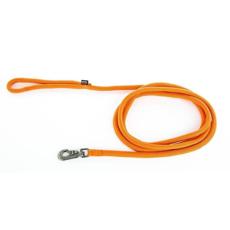 Gros plan sur le mousqueton chromé noir de la laisse nylon orange Martin Sellier 2m pour chien.
