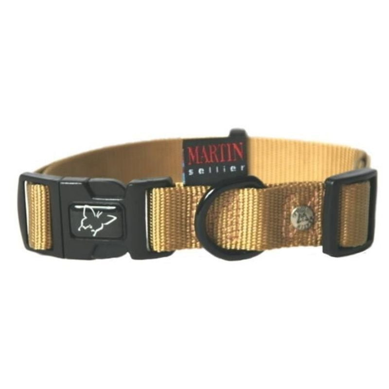 Gros plan sur la boucle du collier nylon beige Martin Sellier 1143208, logo papillon sur clip noir, 