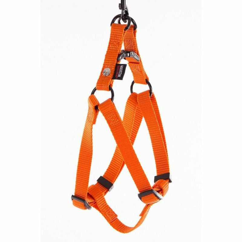 Harnais baudrier Martin Sellier 1143168 orange suspendu au mousqueton, montrant sangles nylon réglab