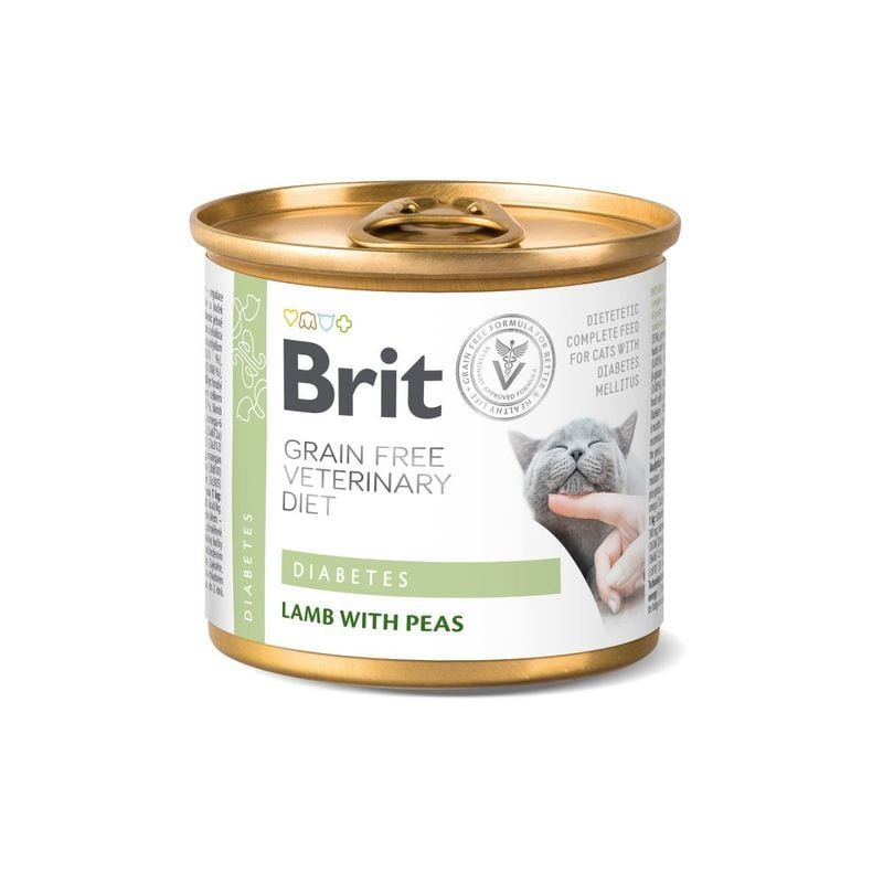Pâtée Brit Veterinary Diet Diabetes Agneau & Pois pour chat en boîte dorée, avec image de chat gris,