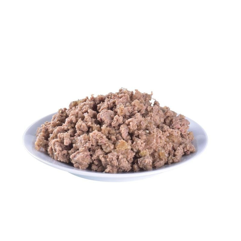 Gros plan de la pâtée Brit Diabetes Agneau & Pois pour chat, texture rosée-brun avec pois et morceau