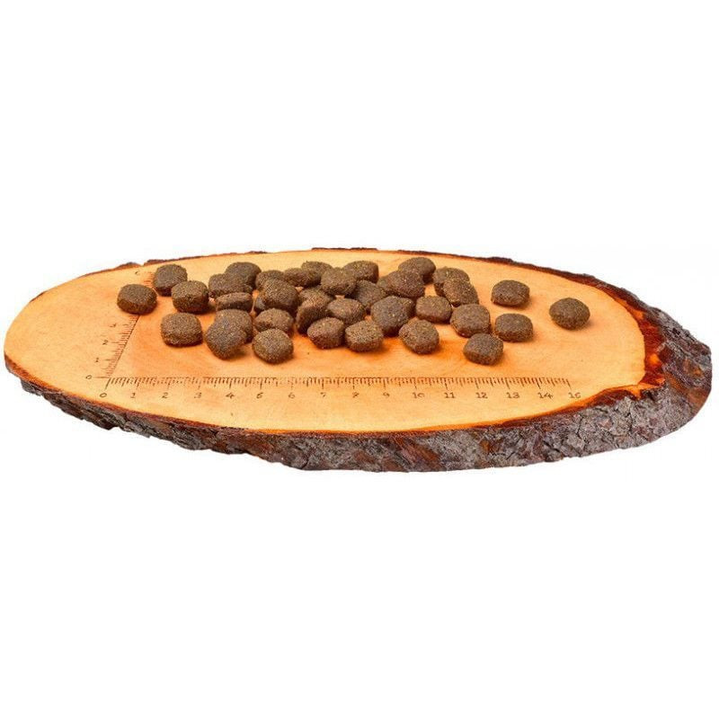 Gros plan sur croquettes Carnilove Agneau & Sanglier brun, petites boulettes rondes d'environ 1 cm, 