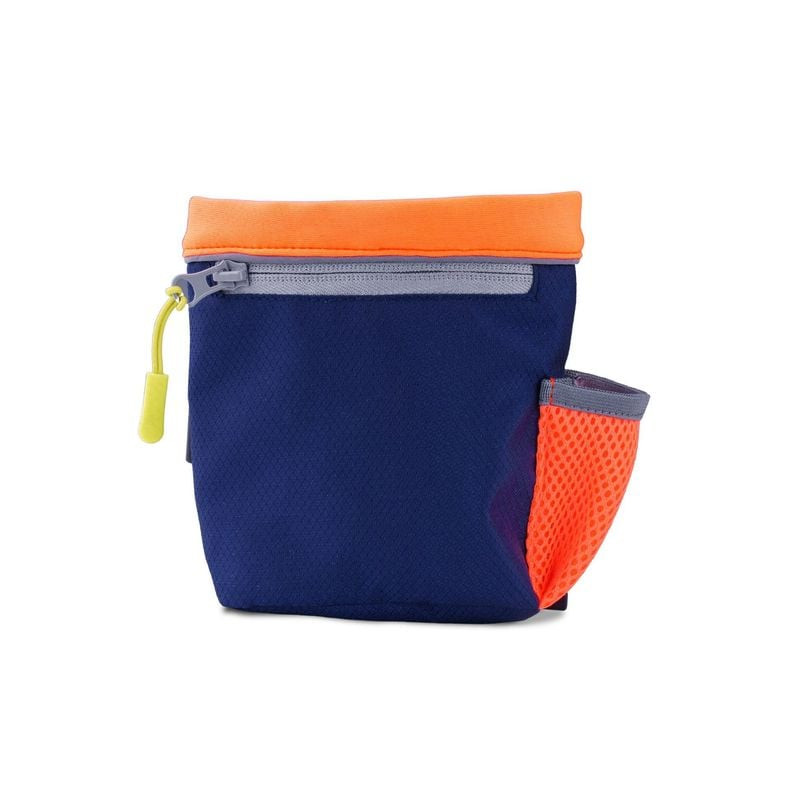 Sac à friandises Coachi bleu marine et corail, vue rapprochée montrant le corps bleu marine, poche l