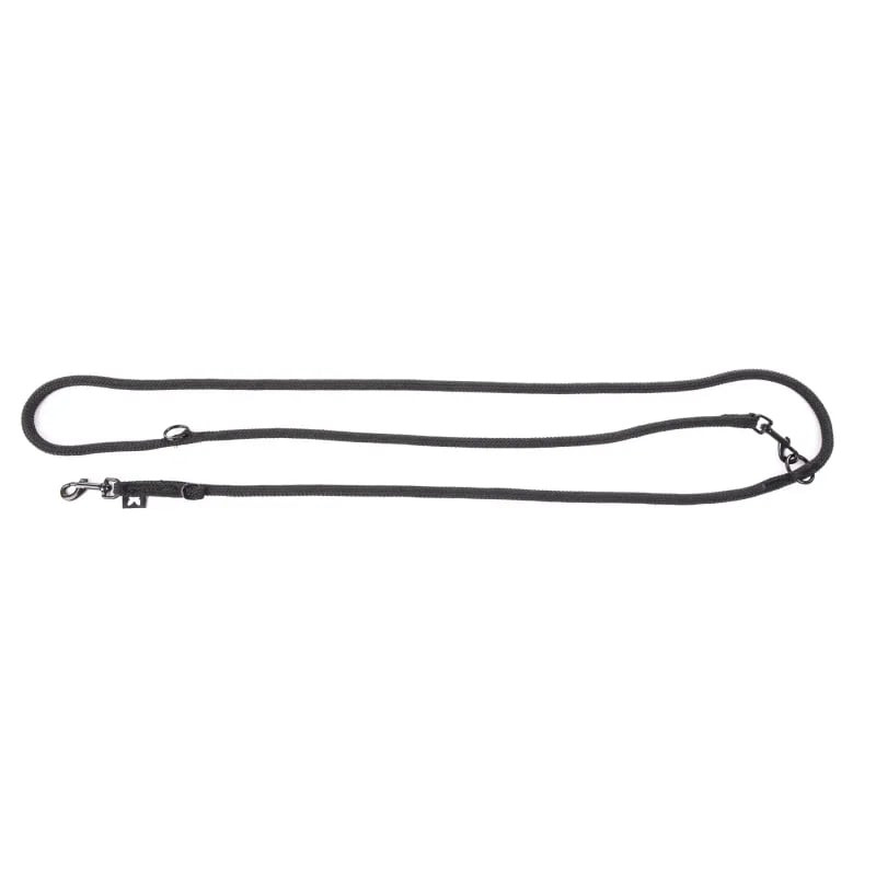 Gros plan sur la laisse nylon noir Martin Sellier 1143190 avec manche bouclé, mousquetons multiples,