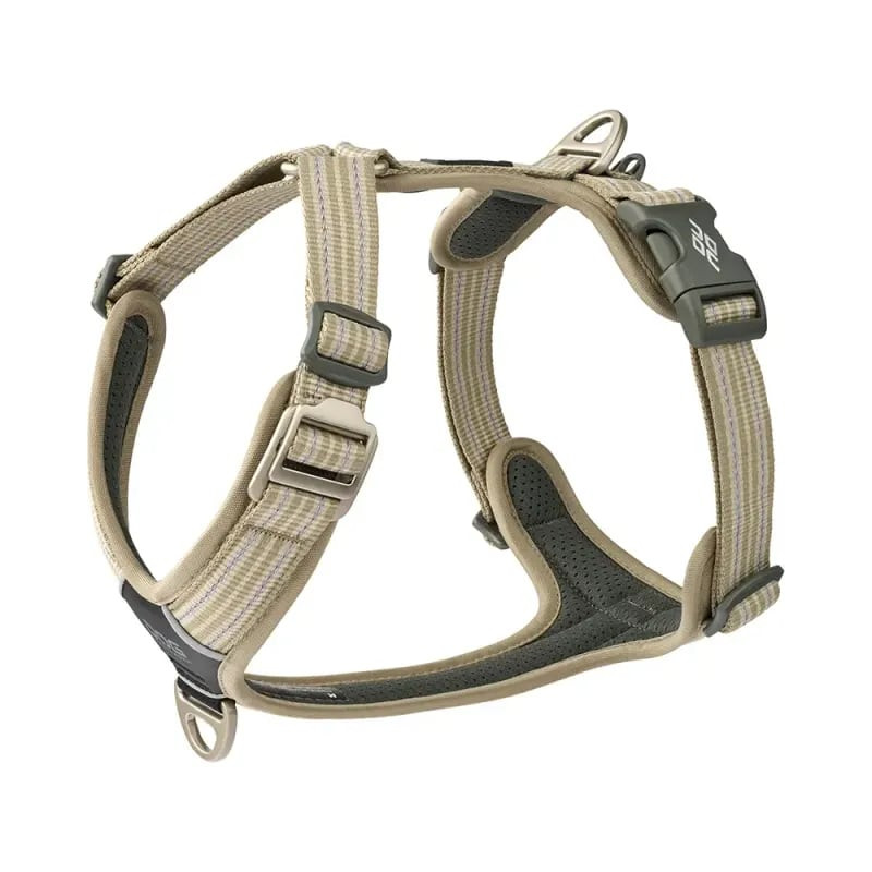 Harnais DOG COPENHAGEN Comfort Walk Air sur fond blanc, vue de face avec boucle en aluminium et sang