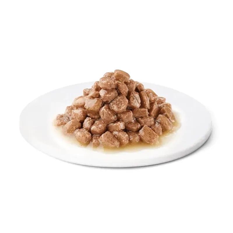 Sachet individuel de 85g de pâtée Advance pour chat stérilisé à la dinde, fond blanc.