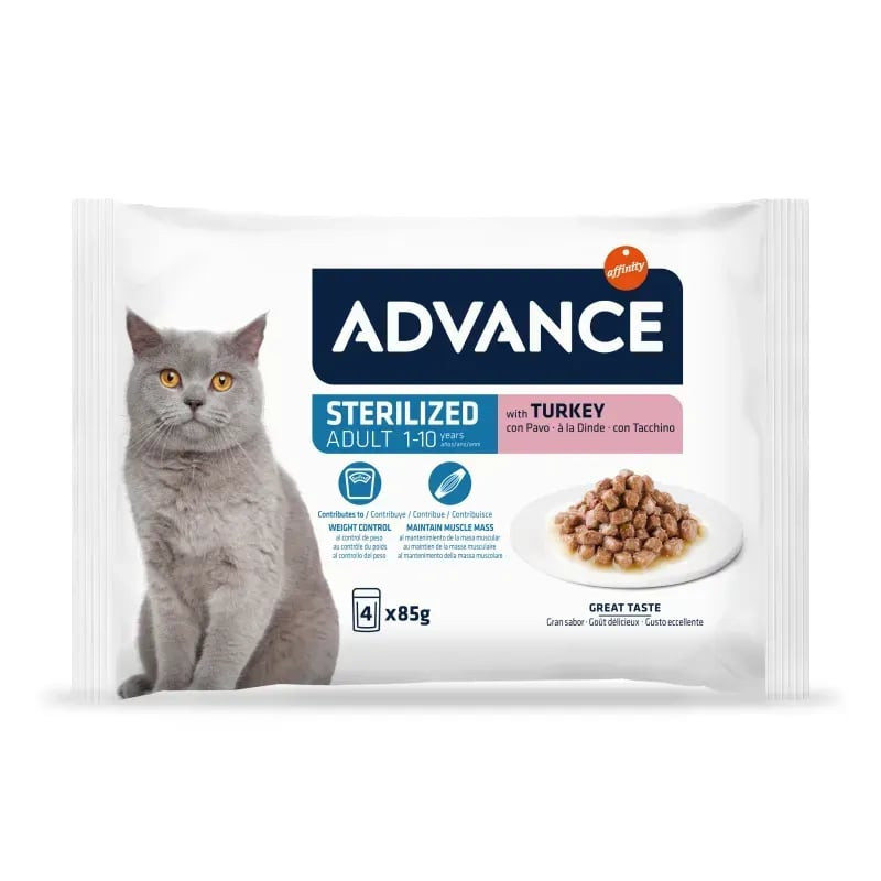 Groupe de trois sachets d'alimentation pour chat Advance 1918170 à la dinde disposés ensemble.