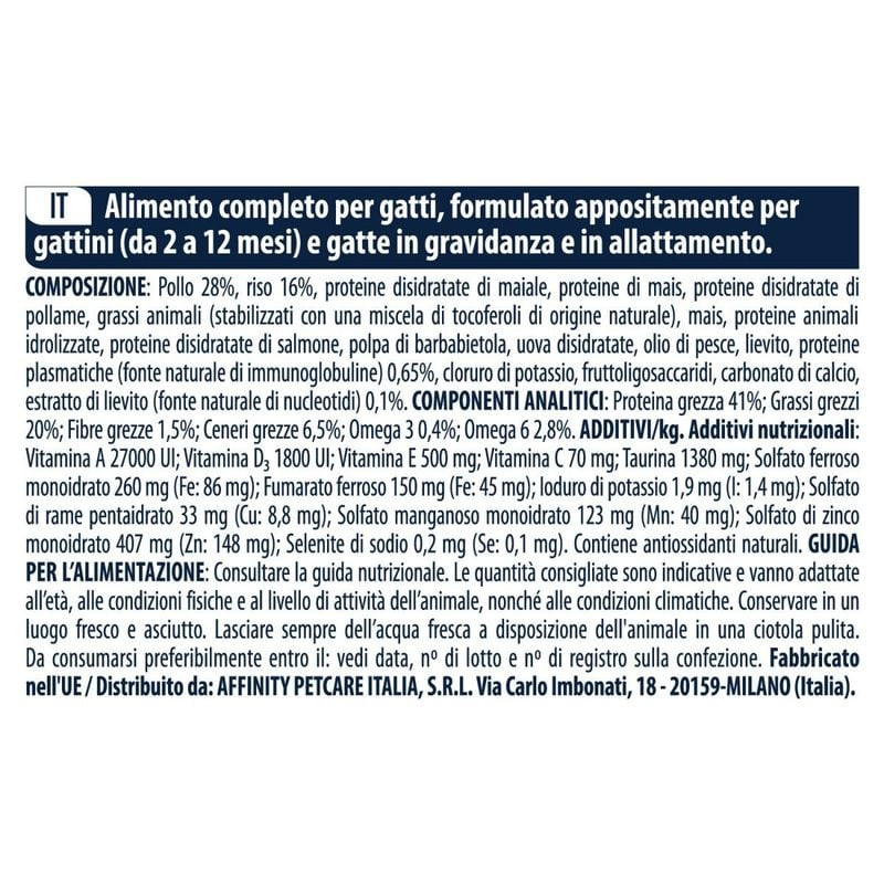 Gros plan sur les croquettes Advance Kitten Poulet & Riz, montrant la texture et la taille adaptées 