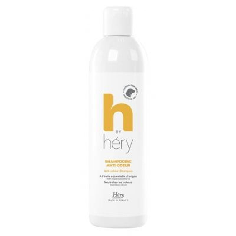 Gros plan de la bouteille de shampoing anti-odeur Hery 1L