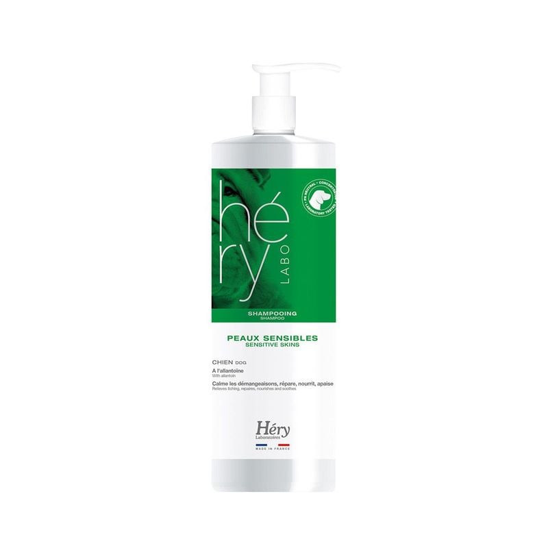Vue en angle du flacon de shampooing Laboratoires Héry avec pompe et détails de l'étiquette