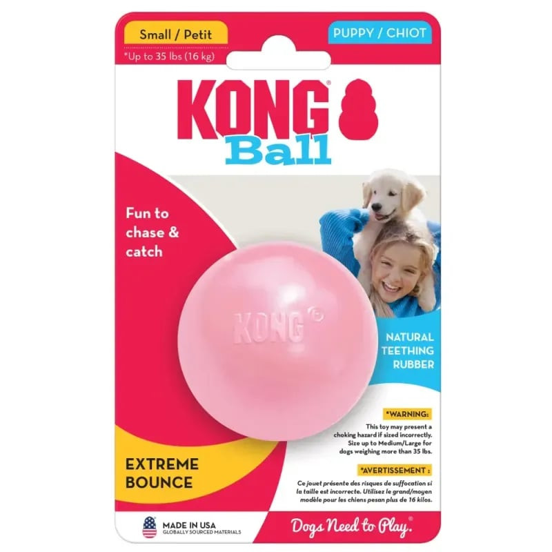 Gros plan de la balle KONG Puppy Ball S mettant en valeur la texture en caoutchouc et le trou centra