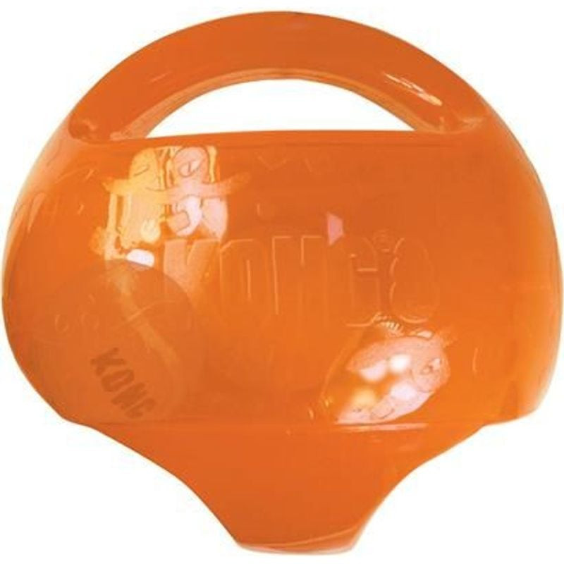 Vue angulée de la KONG Jumbler Ball montrant le trou du couineur et la texture antidérapante.