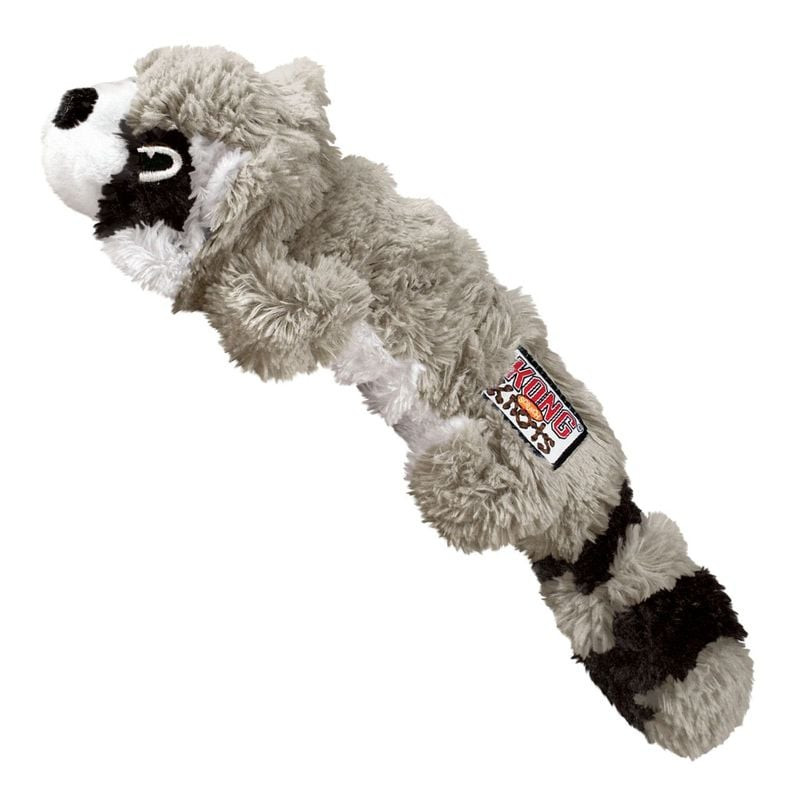 Jouet KONG Scrunch Knots Raccoon vu de face, design réaliste de raton laveur et rembourrage minimal.