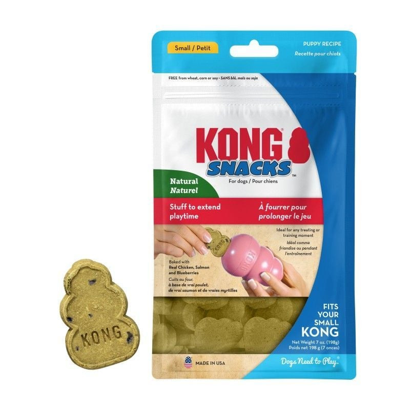 Sac de biscuits KONG pour chiots avec un chiot jouant à proximité
