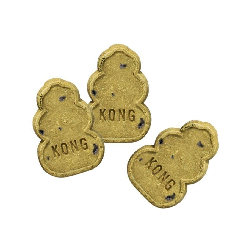 Un chiot savourant un biscuit KONG fourré dans un jouet KONG