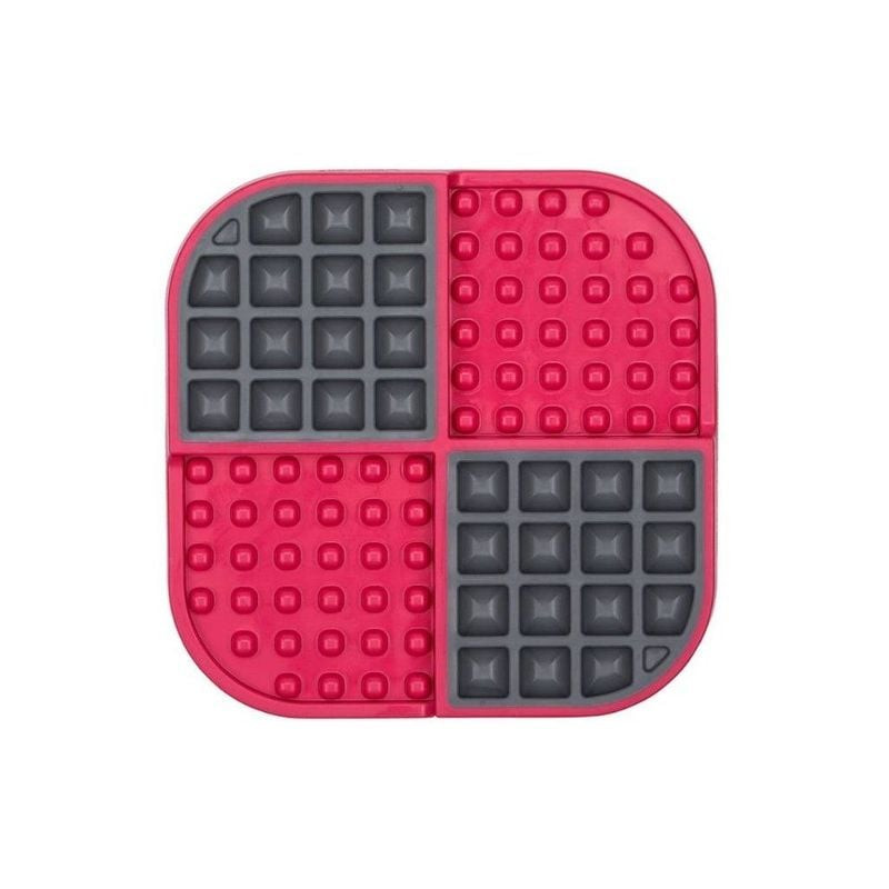 Gros plan du LickiMat Slomo Pink montrant les poches en caoutchouc et les zones texturées pour la di
