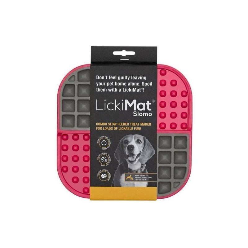 Tapis de nourrissage LickiMat Slomo Pink sur une surface, avec base antidérapante rose.