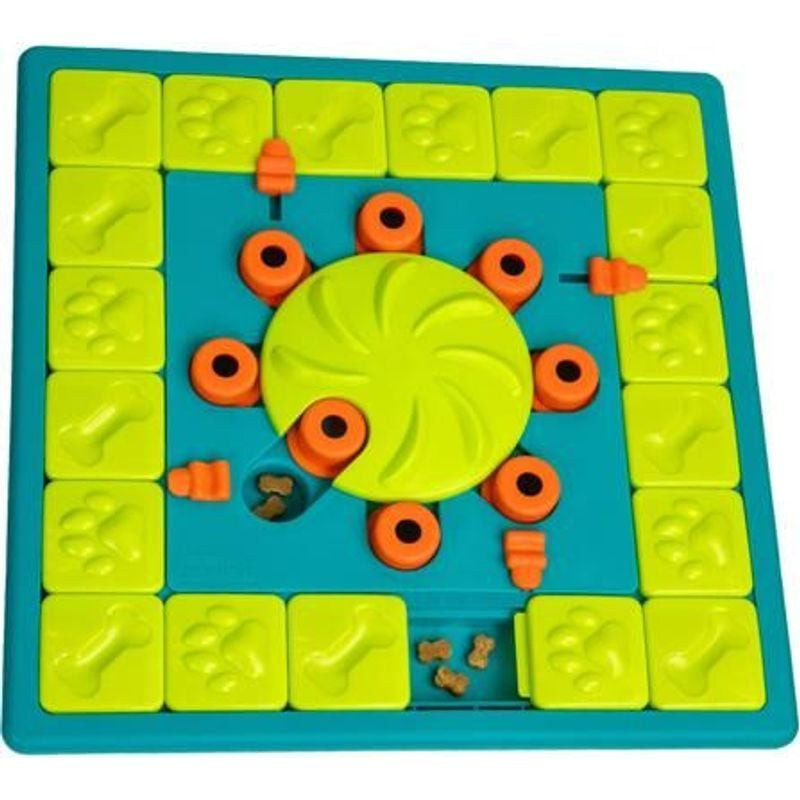 Vue de dessus du Multipuzzle Nina Ottosson montrant l'agencement des 28 compartiments à friandises e