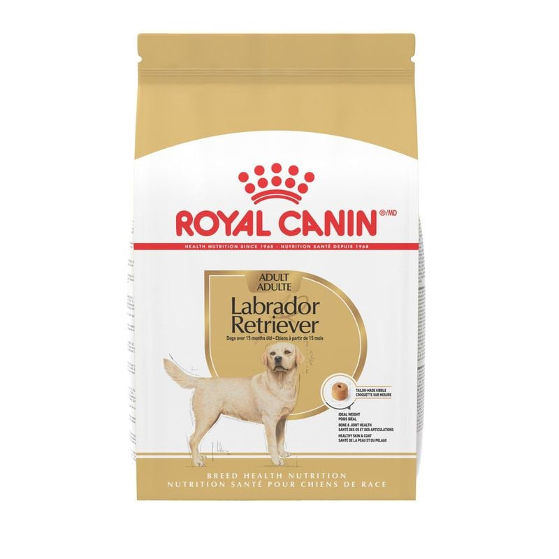 Packshot du sac de croquettes Royal Canin pour Labrador adulte montrant des croquettes en forme de d