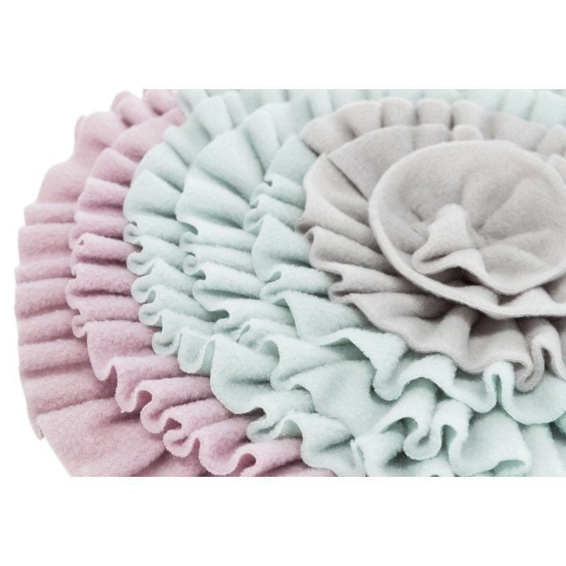 Détail du tapis à renifler Trixie Junior montrant les couleurs gris et rose et la texture en polyest