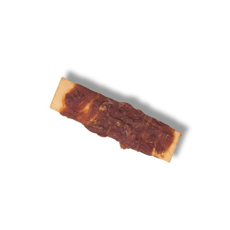 Packshot de la friandise pour chien Vadigran chips de canard fumé, 13,5 cm, 30g, sur fond blanc.