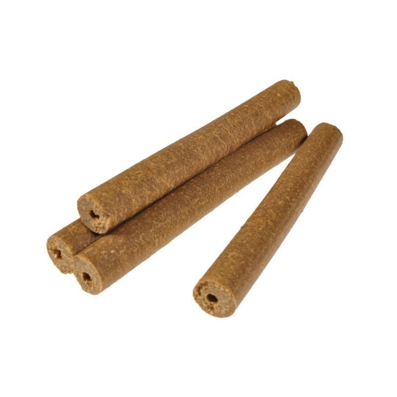 Détail en gros plan d'un bâtonnet Vadigran Mega Stick au poulet pour chien montrant sa texture et sa