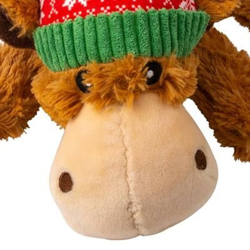 Gros plan du visage du KONG Holiday Cozie Renne montrant les yeux brodés, le nez et le chapeau rouge