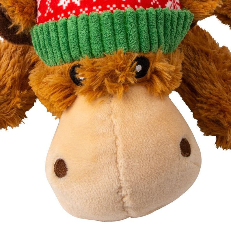Gros plan sur le jouet renne KONG Holiday Cozie montrant le sifflet et les coutures détaillées du vi