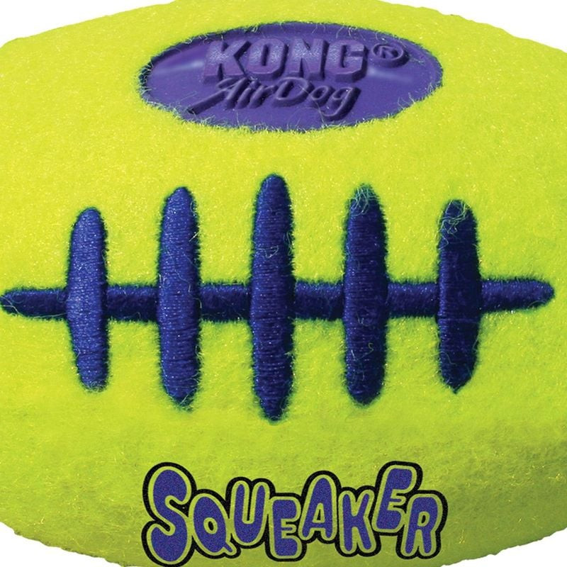 Détail en gros plan du couineur et de la texture en feutre du KONG Air Squeaker Football M.