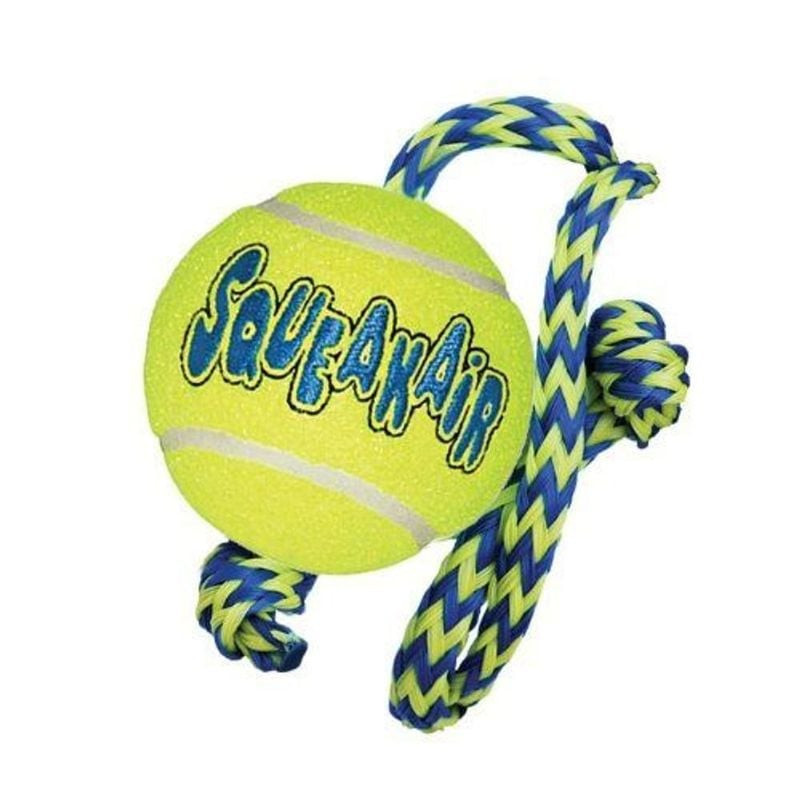 Balle de tennis couineuse KONG Air Squeaker avec corde sur fond blanc, balle jaune et corde verte.