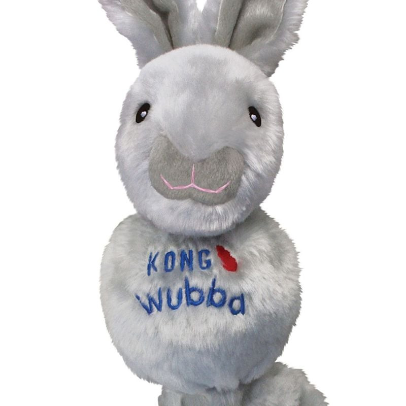 Gros plan sur le matériau en peluche et l'extrémité en caoutchouc de la queue du KONG Wubba Friends 