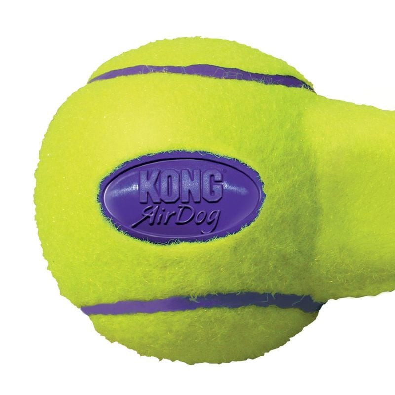 Gros plan de l'haltère couinant KONG AirDog montrant la surface de balle de tennis et la texture en 